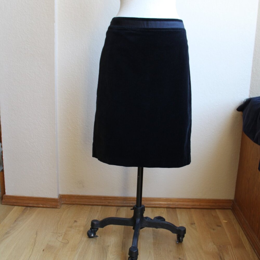 Boden Classic Black Velvet Skirt UK 16R  US 12R Lined Waist 36" Length 22 1/2 "
